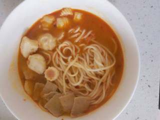 6、麻辣面,倒入大碗