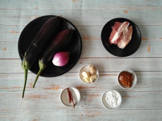 1、茄丁肉酱面,准备所需食材。