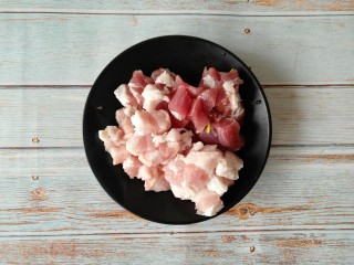 2、茄丁肉酱面,五花肉洗净沥干水分切小丁备用