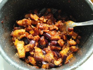 3、茄丁肉酱面,肉酱完成