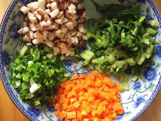 1、老干妈炒饭,把各种配菜洗好切成小丁，配菜有胡萝卜，青菜，香菇，小葱