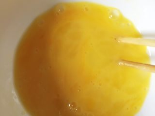 2、老干妈炒饭,打蛋一个，打成蛋汁，留着备用