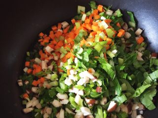 4、老干妈炒饭,放油烧热倒入配料的菜翻炒