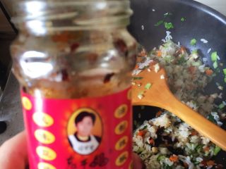 6、老干妈炒饭,翻炒三分钟加入老干妈一大勺，盐一小勺