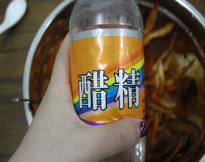 4、#夏天的味道#适合配白粥的够味小菜——拌手撕明太鱼,放入醋精