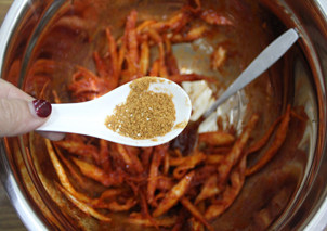 5、#夏天的味道#适合配白粥的够味小菜——拌手撕明太鱼,放入牛肉粉