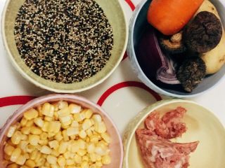 1、土豆藜麦炒五色丁,准备好基本材料