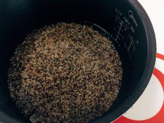 2、土豆藜麦炒五色丁,藜麦洗干净泡水30分钟后放电饭煲里煮熟放凉备用