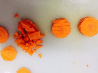 3、土豆藜麦炒五色丁,红萝卜、土豆、洋葱、香菇这样来切成粒粒