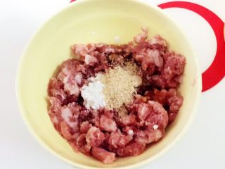 4、土豆藜麦炒五色丁,肉沫放3g玉米淀粉、4g酱油、3g油、2g鸡粉腌制好备用