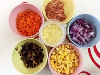 5、土豆藜麦炒五色丁,如果不是马上炒，土豆先泡着水防止变色。玉米粒洗干净，姜切成姜末。全部材料准备好。