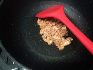 6、土豆藜麦炒五色丁,不粘锅，锅里不用放油，中火，放入肉末翻炒