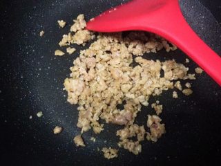 7、土豆藜麦炒五色丁,炒至8成熟捞起备用