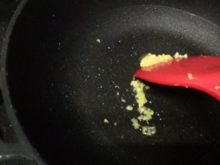 8、土豆藜麦炒五色丁,中火，锅里倒入5g油，放入姜末爆香