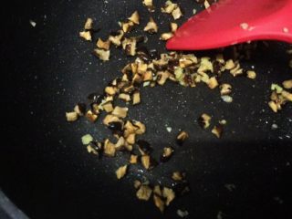 9、土豆藜麦炒五色丁,放入香菇粒爆香
