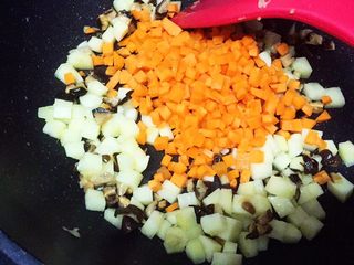 10、土豆藜麦炒五色丁,放入土豆和红萝卜粒翻炒