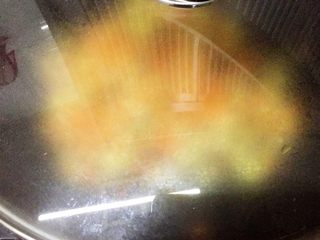 11、土豆藜麦炒五色丁,倒入20g水盖上锅盖焖煮5分钟，主要，一直是中火