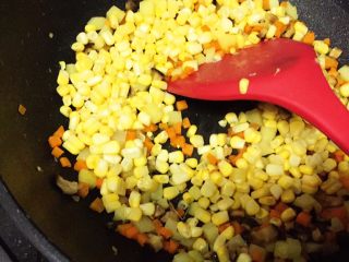 12、土豆藜麦炒五色丁,5分钟后土豆红萝卜已熟，放入玉米粒翻炒下