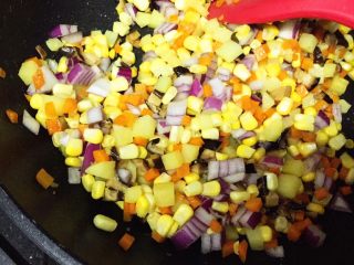 13、土豆藜麦炒五色丁,放入洋葱粒，加入10g酱油，继续翻炒一分钟