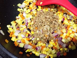 14、土豆藜麦炒五色丁,加入肉末