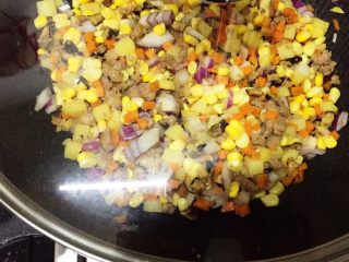 15、土豆藜麦炒五色丁,翻炒均匀，盖上锅焖煮2分钟