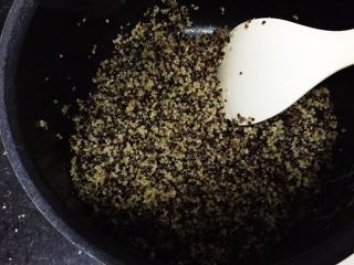 16、土豆藜麦炒五色丁,期间准备好已放凉的藜麦