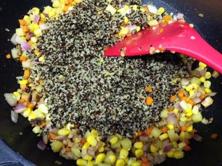 17、土豆藜麦炒五色丁,2分钟后加入藜麦