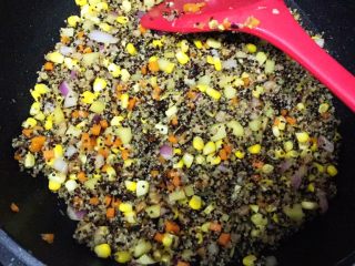 18、土豆藜麦炒五色丁,翻炒2分钟即可装盘食用了！