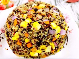 20、土豆藜麦炒五色丁,肉在炒之前就已腌制好，其它材料和肉一起翻炒时会吸收肉的味道，所以除了期间加点酱油外不许额外加味道了