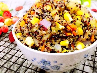 21、土豆藜麦炒五色丁,玉米的鲜甜，土豆的绵软，洋葱和香菇的香，这简直是味蕾的冲击～