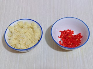 13、自制蒜蓉辣酱,准备工作完成。