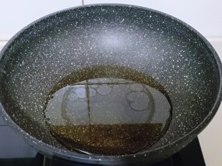 14、自制蒜蓉辣酱,起油锅，油可以适当多加一些，做好后这个油可以用来烧菜，或者凉拌菜，放一点，特别好吃。