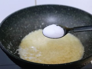 16、自制蒜蓉辣酱,加入盐，翻炒均匀。