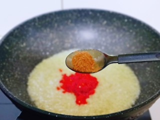 18、自制蒜蓉辣酱,加入十三香。(不喜欢可以不放)