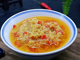 21、自制蒜蓉辣酱,近看，还可以用它做火锅蘸酱料。