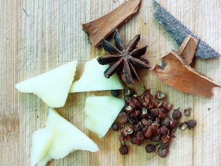 5、魔芋烧鸭,放入姜片、花椒粒、八角、桂皮