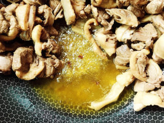 9、魔芋烧鸭,煸出油