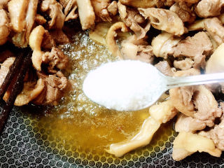 10、魔芋烧鸭,放入白糖