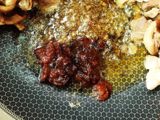 12、魔芋烧鸭,放入豆瓣酱炒香