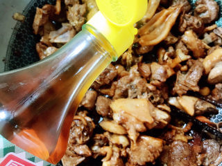 14、魔芋烧鸭,放入料酒