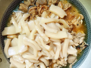 17、魔芋烧鸭,放入魔芋