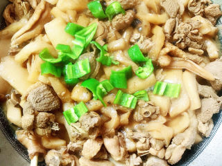 20、魔芋烧鸭,出国前放入青辣椒，煮1-2分钟即可出锅。