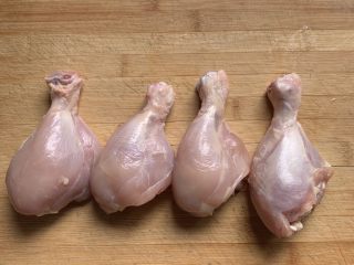 2、宫保鸡丁,鸡腿去皮，很容易，一拉就下来了，再用剪刀剪去筋膜，切成小块。
