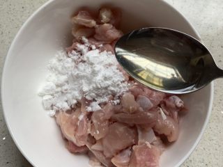 3、宫保鸡丁,鸡块加一勺油、一勺料酒，一包腌肉的粉，抓匀备用。