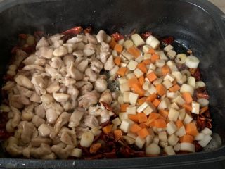 10、宫保鸡丁,再倒入蔬菜丁和鸡肉丁