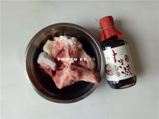 1、骨汤火锅,筒子骨用清水浸泡30分钟后，洗净备用；