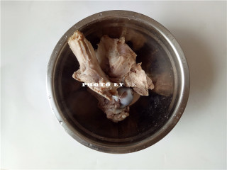 2、骨汤火锅,锅里倒入适量清水，放入3片姜，1颗葱段，料酒，筒子骨焯水；捞出，用清水冲洗干净；