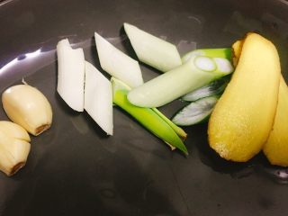 2、香辣什蔬干锅 超级开胃素菜,蒜头去膜，大葱洗净切段，姜切片。