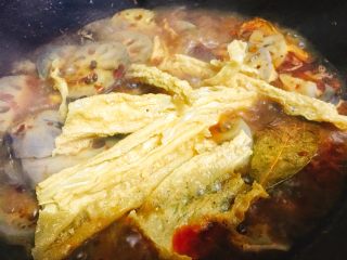 9、香辣什蔬干锅 超级开胃素菜,再加入腐竹翻炒均匀，盖上盖子，一起焖煮3分钟。