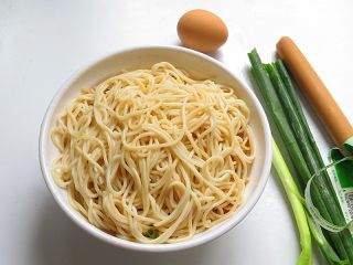 1、面条花式煎饼,准备好剩面条和其他食材